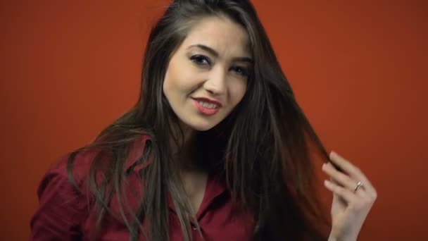 Привлекательная девушка-брюнетка позирует перед камерой — стоковое видео