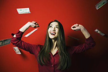Kadın düşen banknot arka plan üzerinde