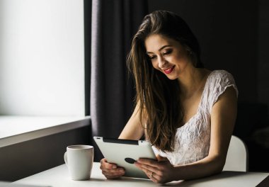 Tablet pc ile çekici esmer kadın çalışır