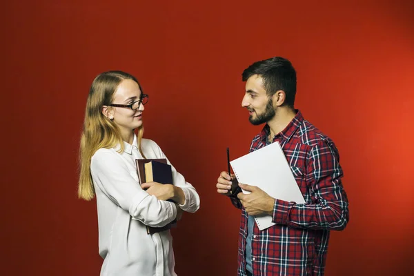 Twee studenten hebben een vriendelijke discussie — Stockfoto