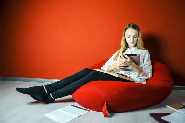 Persistente joven estudiante chica estudiar — Foto de Stock