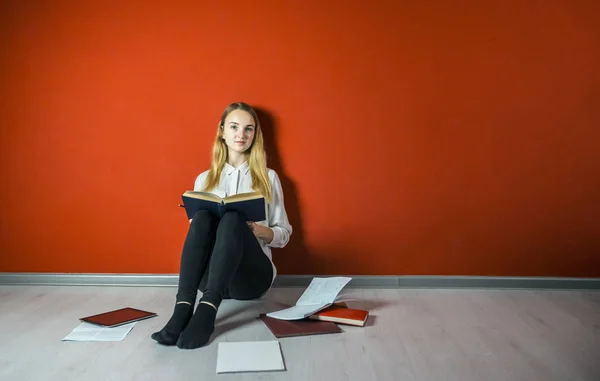Persistent jonge Student meisje studeren op verdieping — Stockfoto