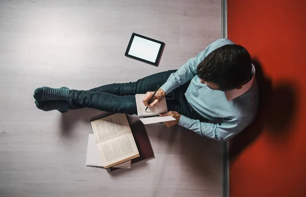 Estudiante joven persistente que estudia en el piso —  Fotos de Stock