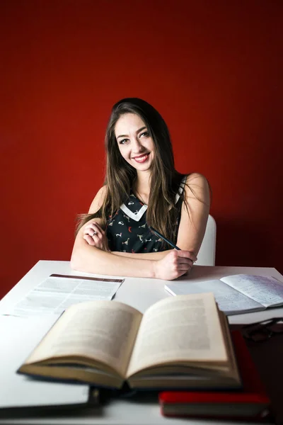 Aantrekkelijke Brunette Student meisje glimlachend — Stockfoto