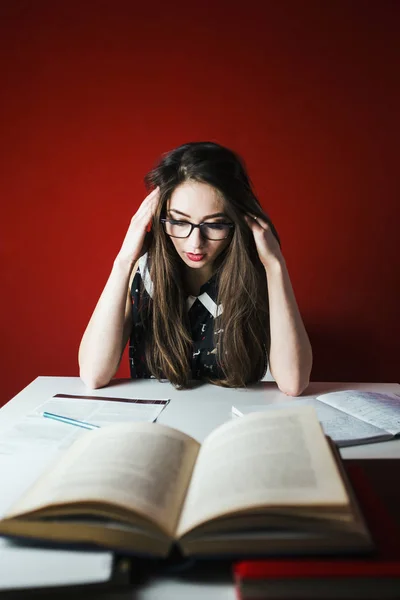 Atraente Thoughtful morena estudante menina — Fotografia de Stock