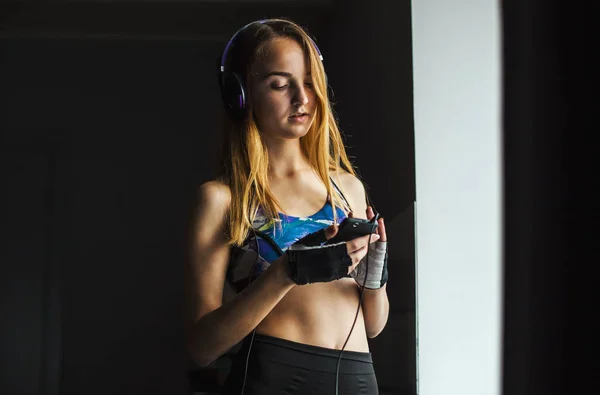 Blond flicka lyssna musik i Fitness paus — Stockfoto