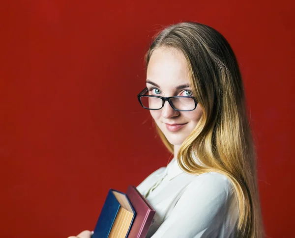 Attraktiva Student blond tjej med glasögon på rött — Stockfoto