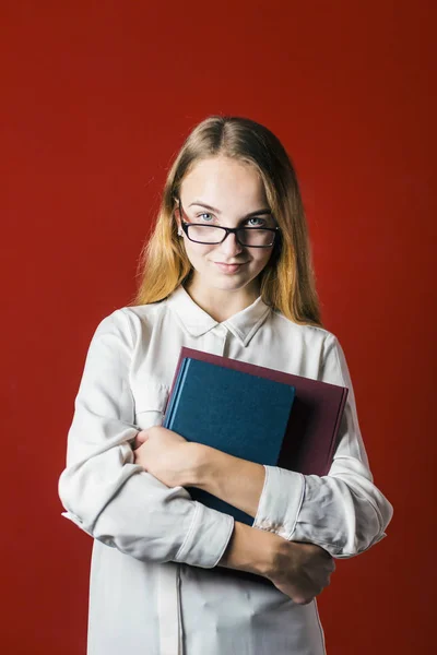 Aantrekkelijke Student blond meisje met bril op rood — Stockfoto