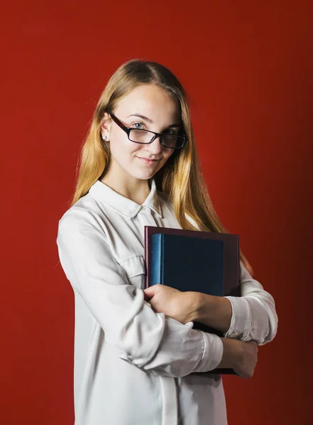 Aantrekkelijke Student blond meisje met bril op rood — Stockfoto