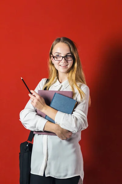 Aantrekkelijke Student blond meisje met bril op rood — Stockfoto
