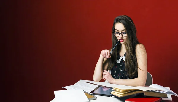 Aantrekkelijke Brunette Student meisje studie plaats — Stockfoto