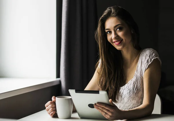 Atraente morena mulher trabalha com tablet pc — Fotografia de Stock