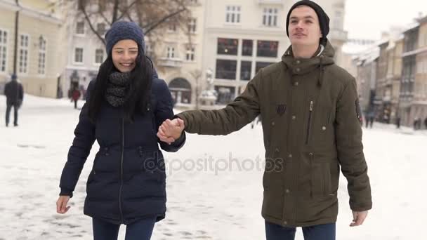 Jovens adolescentes casal caminhando — Vídeo de Stock