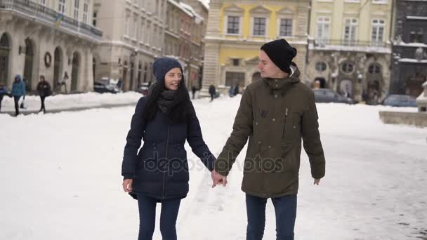 Jovens adolescentes casal caminhando — Vídeo de Stock