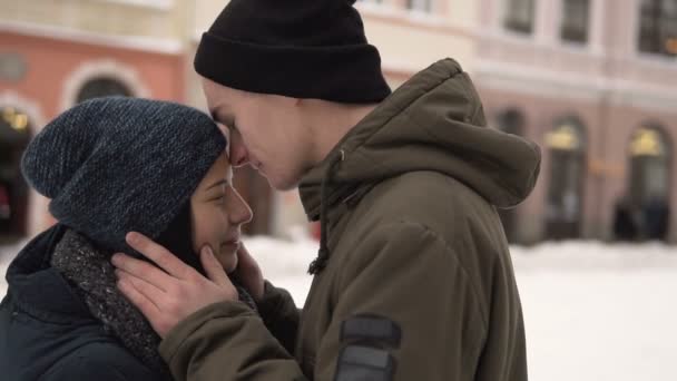 Hermosa pareja de adolescentes — Vídeo de stock