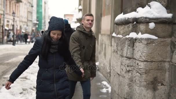 Unga tonåringar par promenader — Stockvideo