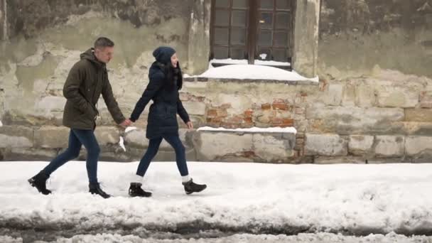 Junges Teenager-Paar zu Fuß — Stockvideo