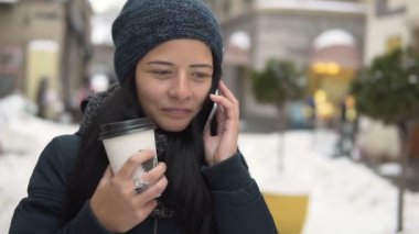 Telefonla konuşurken genç esmer kız