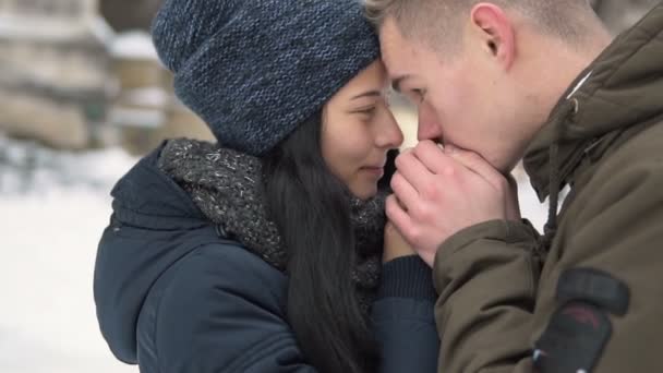 Adorável casal de adolescentes — Vídeo de Stock