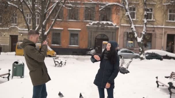 Les adolescents couple semant des colombes — Video