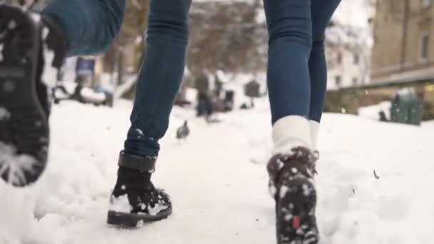 Χειμώνας πόλη οι έφηβοι τρέχουν — Αρχείο Βίντεο