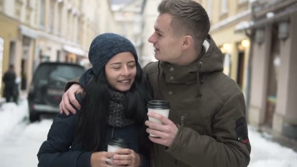 Adolescentes pareja tomando café caminar — Vídeos de Stock