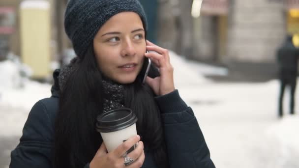 Junges brünettes Mädchen telefoniert — Stockvideo