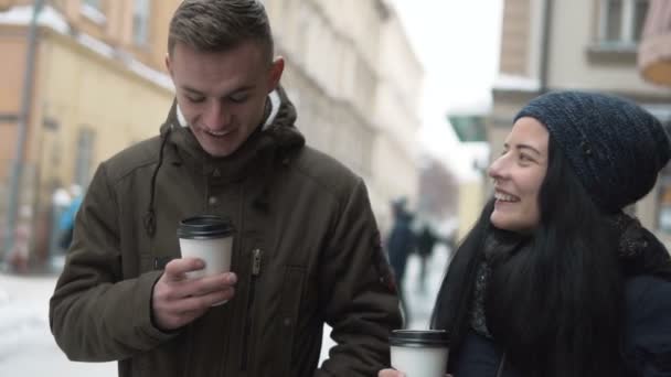 Ζευγάρι εφήβων, πίνοντας καφέ με τα πόδια — Αρχείο Βίντεο