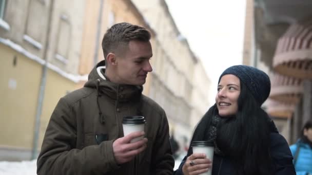 Adolescentes pareja tomando café caminar — Vídeo de stock