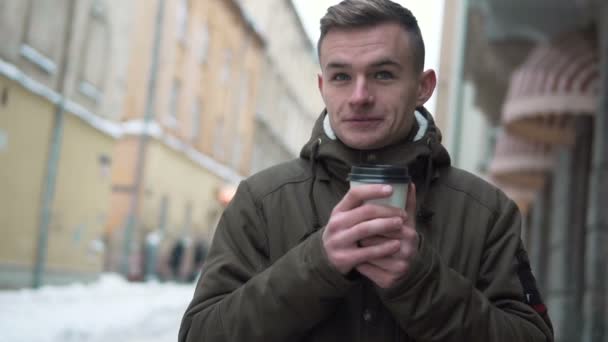 Adolescente caminando con una taza de café — Vídeos de Stock