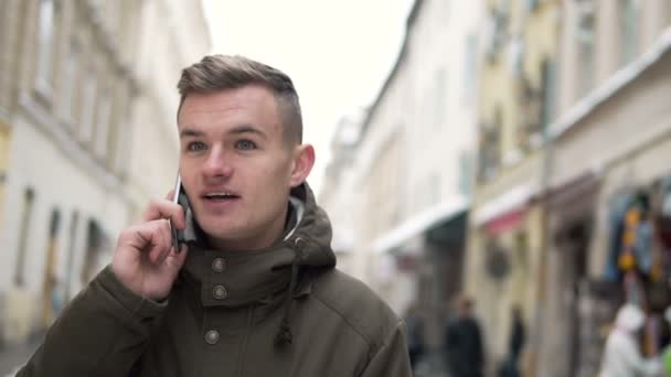 Hombre adolescente hablando por teléfono — Vídeo de stock