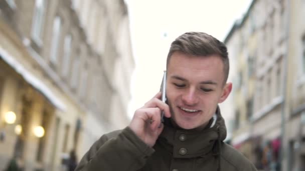 Telefonla konuşan genç adam — Stok video