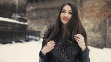 Güzel esmer kız Snowy yürüyüş