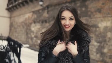 Güzel esmer kız Snowy yürüyüş