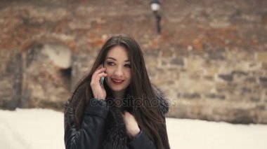 Güzel esmer kız telefon konuşma