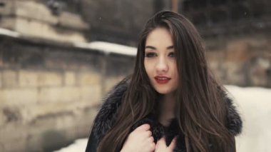 Güzel esmer kız Snowy yürüyüş