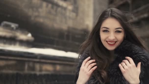 Όμορφη μελαχρινή κοπέλα χιονισμένο περπάτημα — Αρχείο Βίντεο