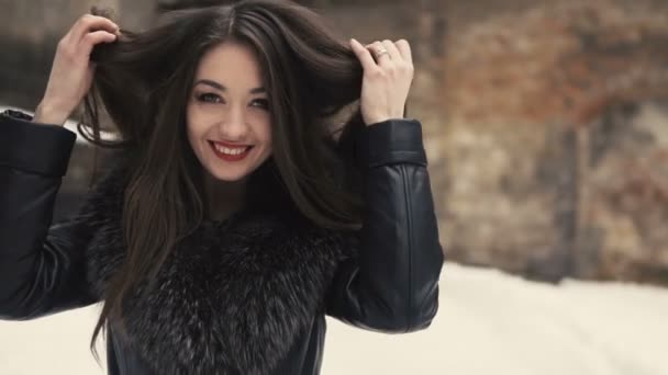 Mooie Brunette meisje Snowy wandelen — Stockvideo