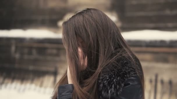 아름 다운 갈색 머리 소녀 전화 이야기 — 비디오