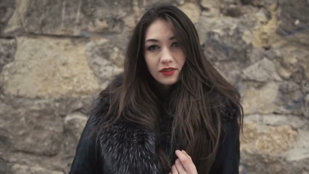 Gyönyörű barna lány havas séta — Stock videók