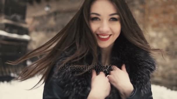 Mooie Brunette meisje Snowy wandelen — Stockvideo