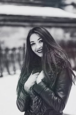 Güzel esmer kız portresi snowtime