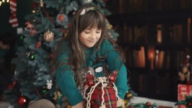 Çocuk kız oyun oyuncak atı ile