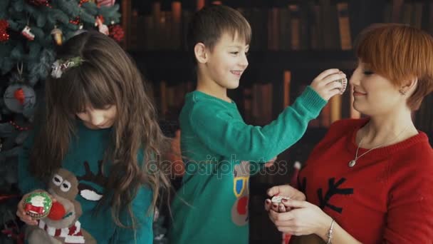 Mamma med barn spela nära julgran — Stockvideo