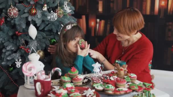 Mutter mit Kindern spielt in der Nähe des Weihnachtsbaums — Stockvideo
