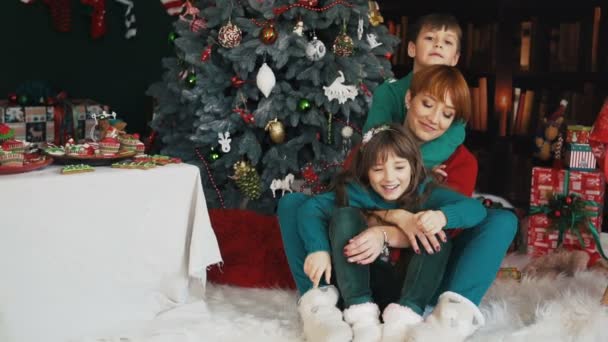 Madre con niños jugando cerca del árbol de Navidad — Vídeos de Stock