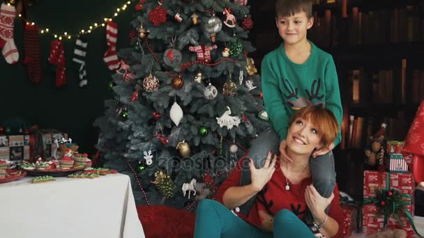 Mamma med barn spela nära julgran — Stockvideo
