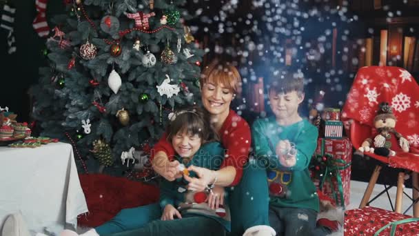 Famille s'amuser avec des pétards de Noël — Video