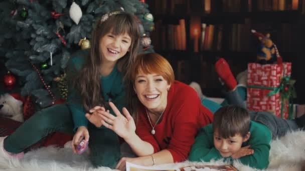 クリスマスツリーの近くの幸せな家族 — ストック動画