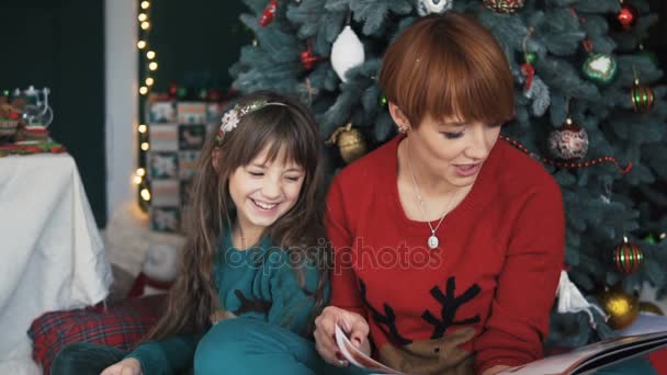 Mãe com filha perto da árvore de natal — Vídeo de Stock